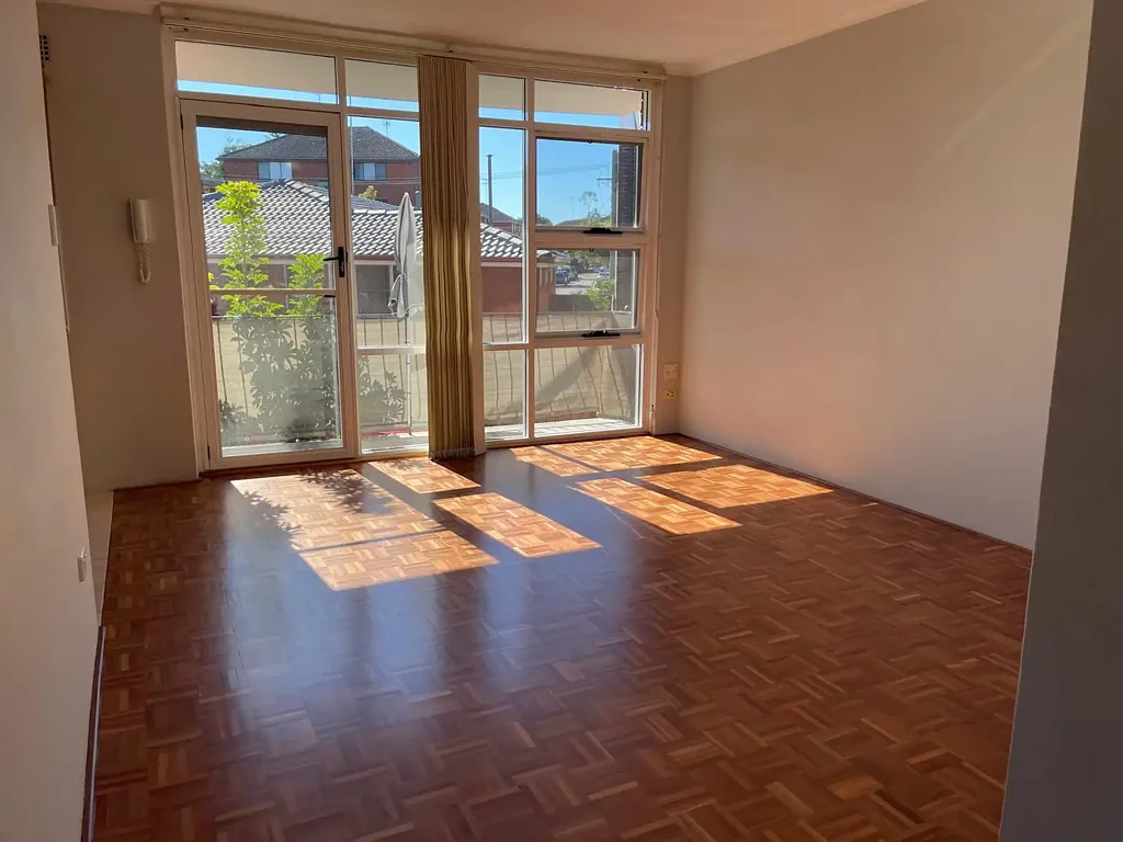 BEAUTIFULLY PRESENTED MODERN RARE 3 BEDROOM APARTMENT WITH