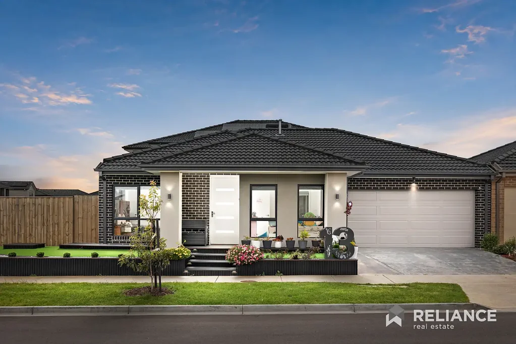 Wyndham Vale 4房 商店和 Wyndham Vale 车站步行可达的现代奢华生活！ Contemporary Luxury Living Within Walking Distance of Shops & Wyndham Vale Station!
