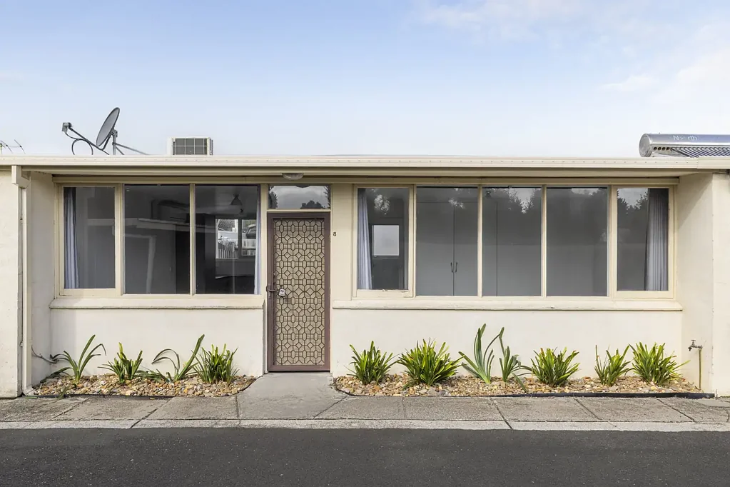 Carrum 2房 安静综合楼 两室两厅 宽敞起居 私人后院 步行车站 咖啡馆近邻 滨水生活 Private, Peaceful & Perfectly Positioned