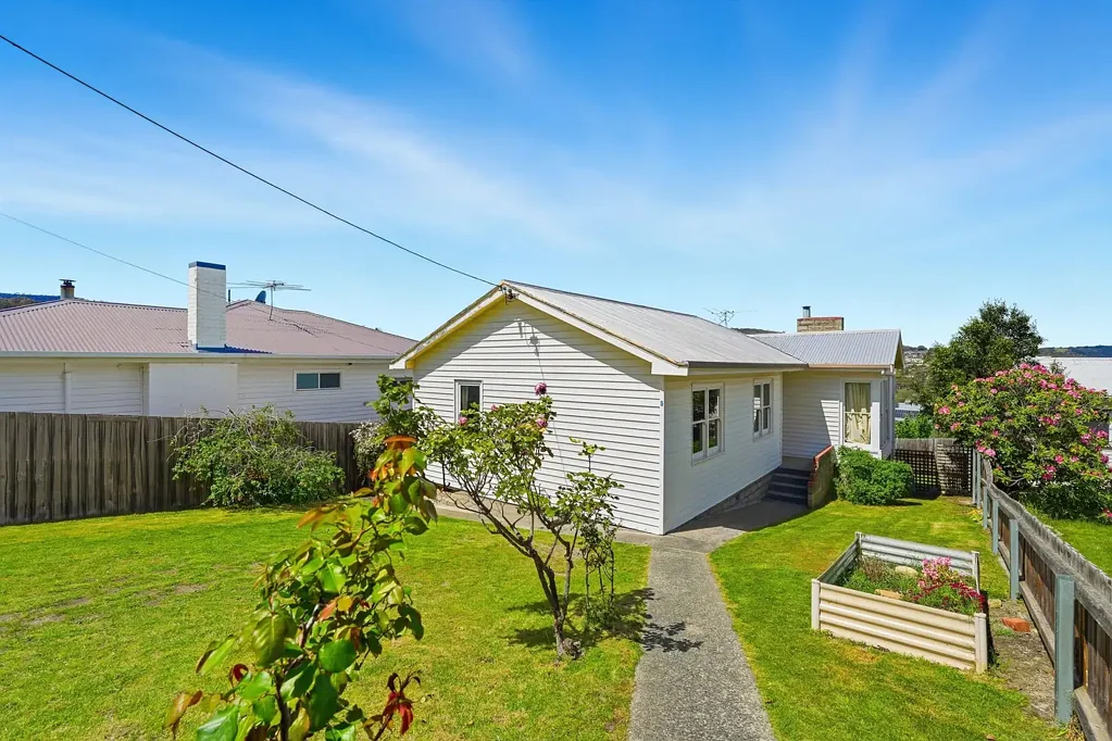 5 Oliver Avenue, Lindisfarne, TAS 7015