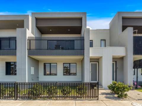 Craigieburn 3 Bedroom Stylish Townhouse Living with Park Views - NO BODY CORPORATE