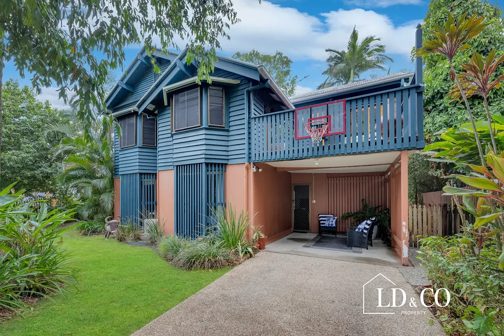 Mackay 4Zimmer Character, Comfort and Income Potential - Dual-Living Queenslander with Poolside Entertaining