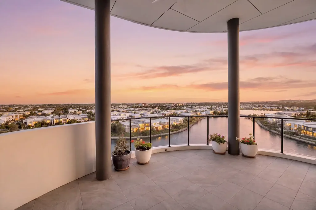 Birtinya 4 Slaapkamer LAKESIDE PENTHOUSE W/ SWEEPING OCEAN VIEWS