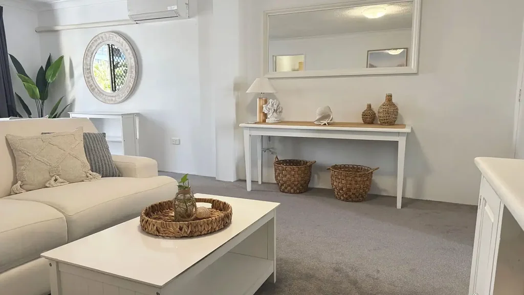 BEACHSIDE FURNISHED APARTMENT IN THE HEART OF SURFERS PARADISE
