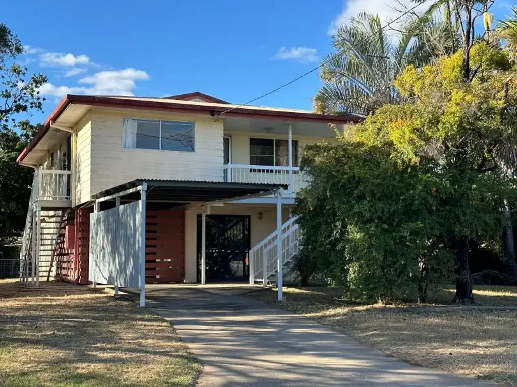 Moranbah 4Zimmer Versatile Family Home with Dual-Living & Home Business Potential