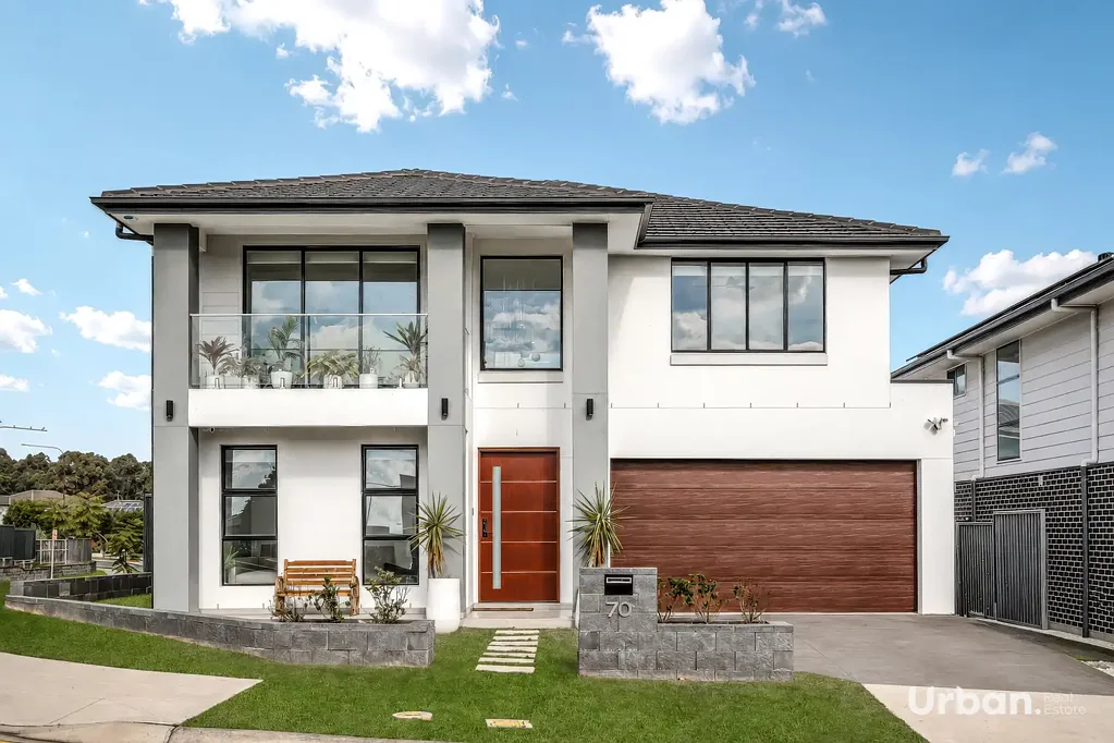 Colebee 4房 奢华家庭生活，带影音室、备餐间和灵活的平面布局 Luxury Family Living with Theatre, Butler's Kitchen & Flexible Floorplan