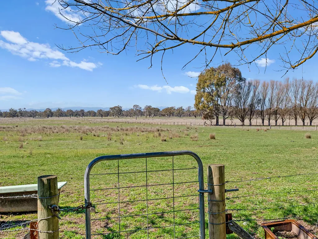 Maindample 3ਬੈੱਡਰੂਮ Versatile Acreage, Mountain Views, and Room to Grow