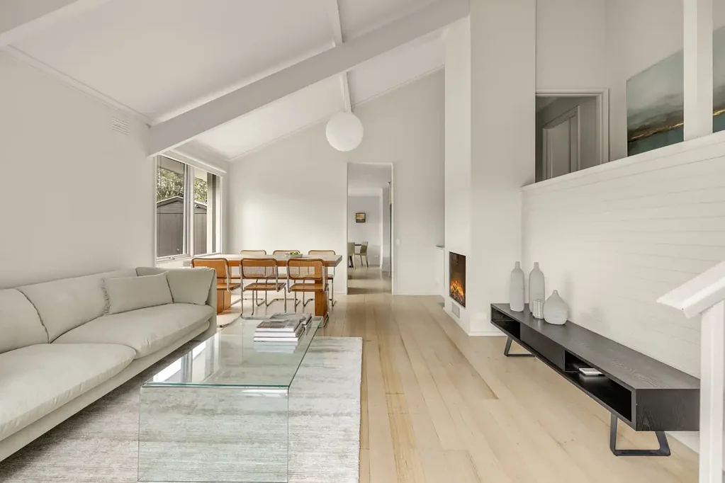 Mount Waverley 3Zimmer Rendered, Renovated & Architecturally Brilliant! 658sqm approx.