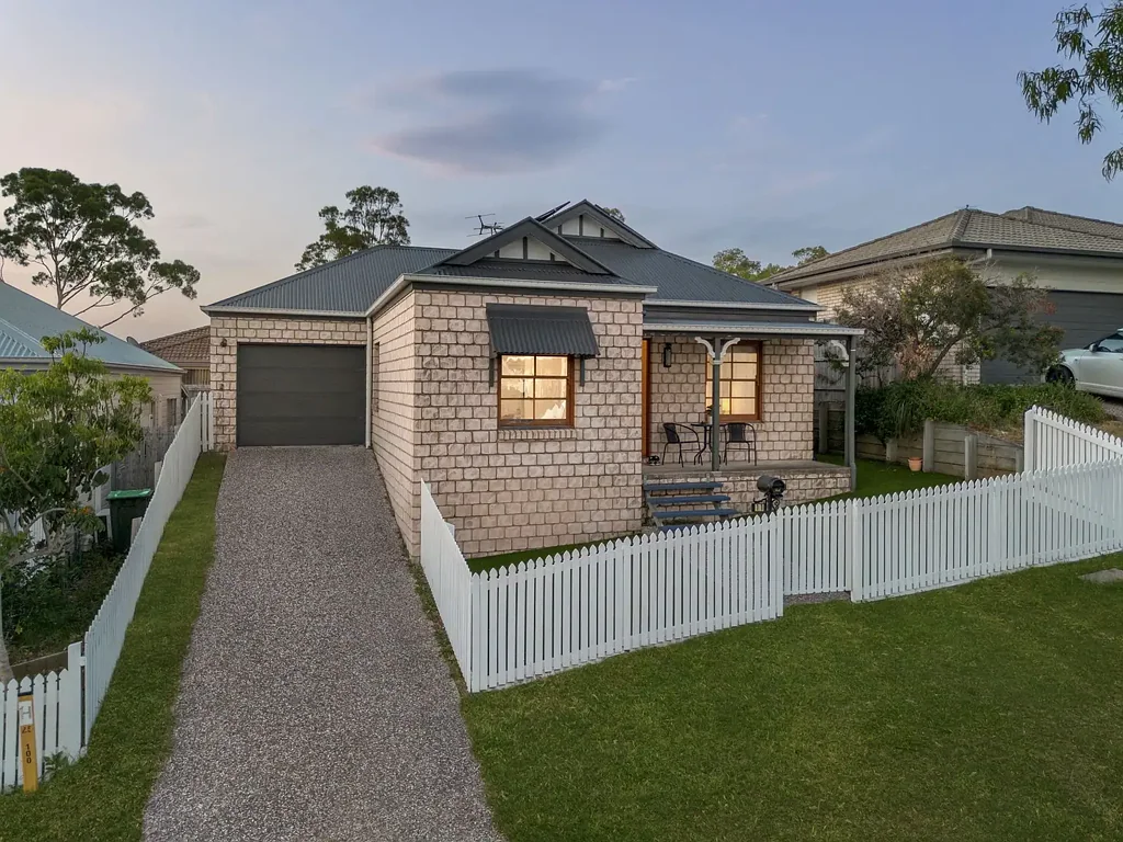 Springfield Lakes 3房 乡村魅力住宅 高天花板 开放式布局 主卧套房 现代厨房 复合地板 步行至公园 家人友好社区 Character, Comfort & Convenience | Move-In Ready & Full of Charm