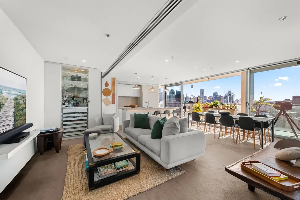 North-Facing Sky Home with Panoramic Sydney Harbour & City Views: 2 bedroom + study w Parking