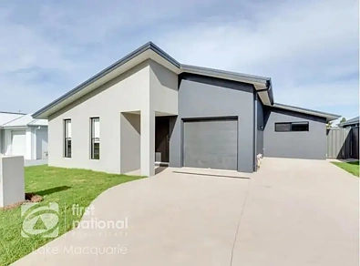 8/8A Santa Fe Close, Cameron Park, NSW 2285, 6房, 3浴, Apartment