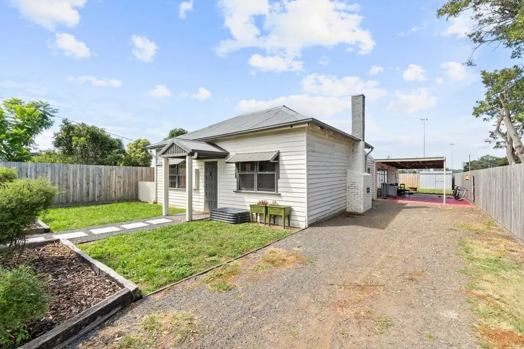 Cowwarr 4 Slaapkamer Charming Character Home With Room to Move