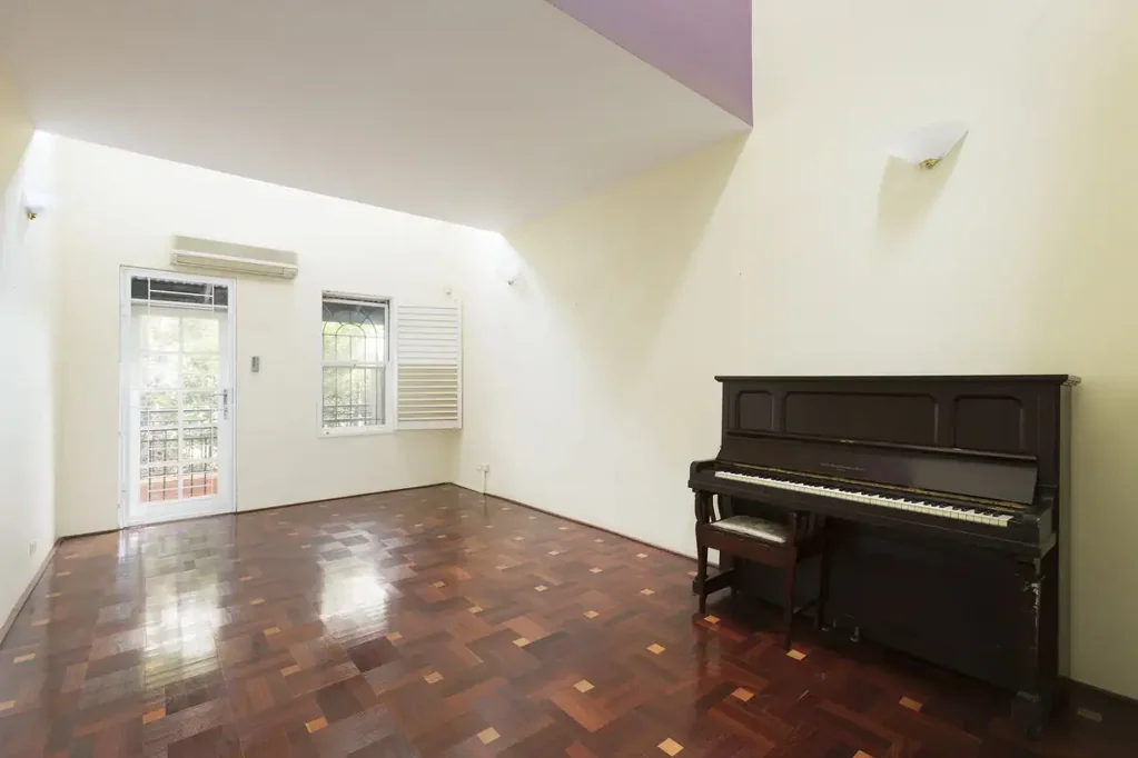 Oversized 3-level townhouse apartment, pets considered on application