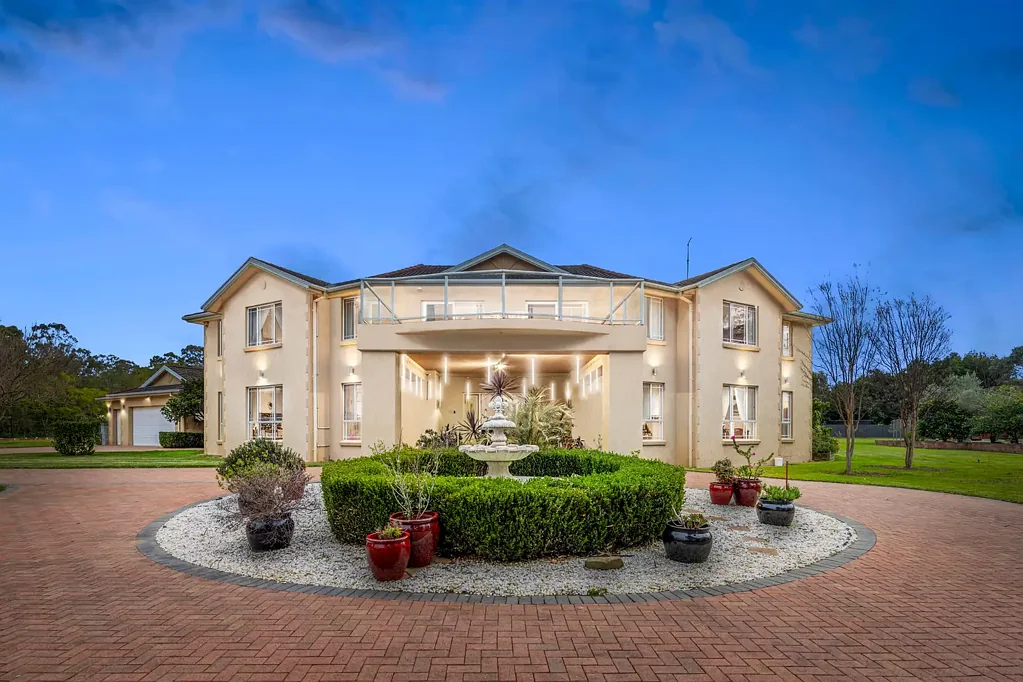 Denham Court 6침실 Grand acreage estate offers a private resort oasis