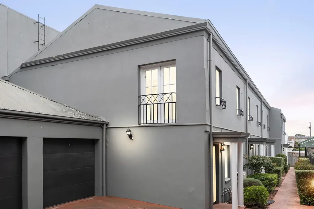 Moonee Ponds 3房 Moonee Ponds精华地段 经典风格联排 光线温暖现代设施 私密庭院空间 便捷生活配套 Love Where You Live