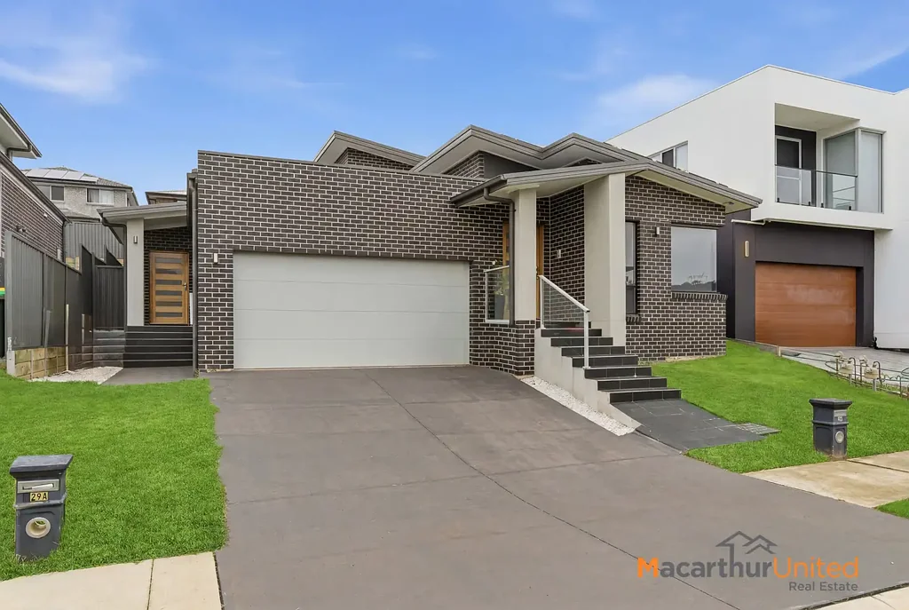 Campbelltown 5房 Macarthur Heights精装四卧 主卧带衣帽间和Ensuite 独立一卧Granny Flat 开放式厨餐区 带顶Alfresco 便捷大学商圈 高速通勤 Spacious Family Living with Separate Granny Flat in Sought-After Macarthur Heights