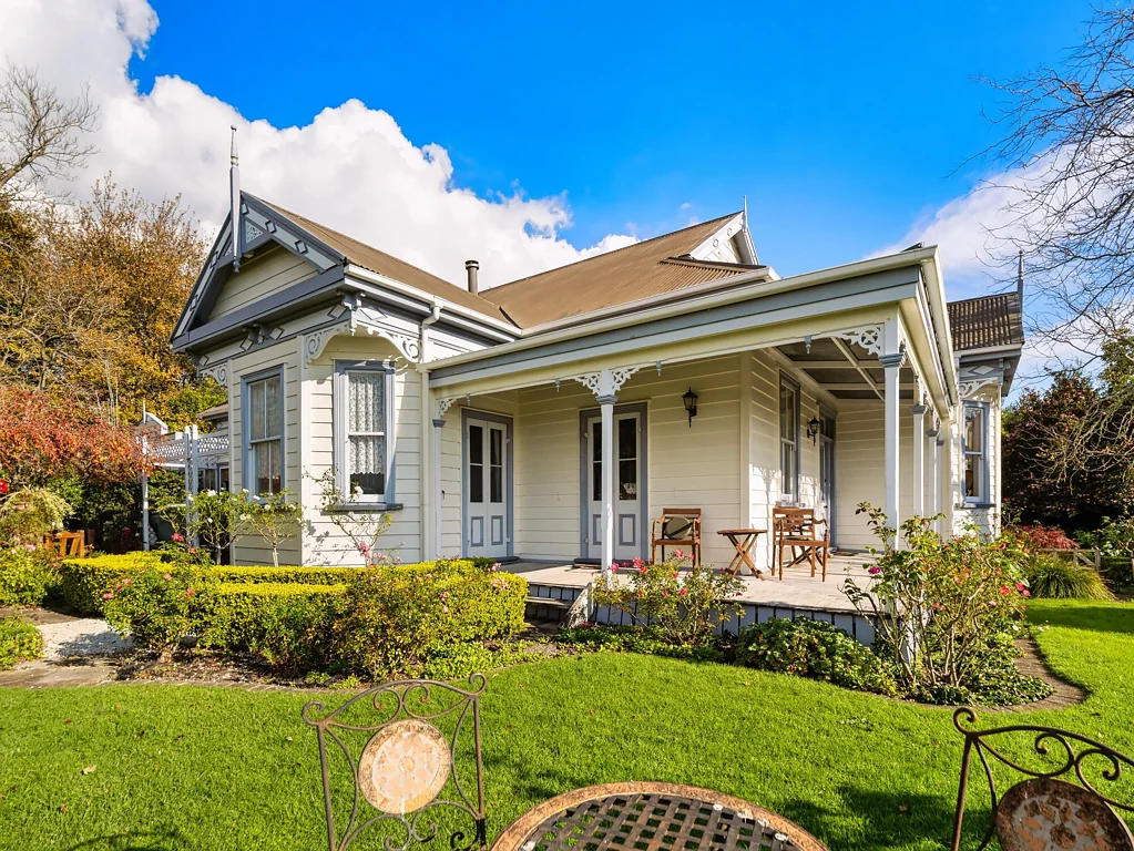 Pyes Pa Fairytale Villa with Incredible Views