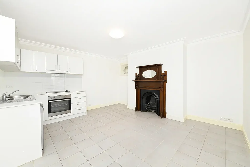 Elegant Victorian Apartment  – Moments from Petersham Station