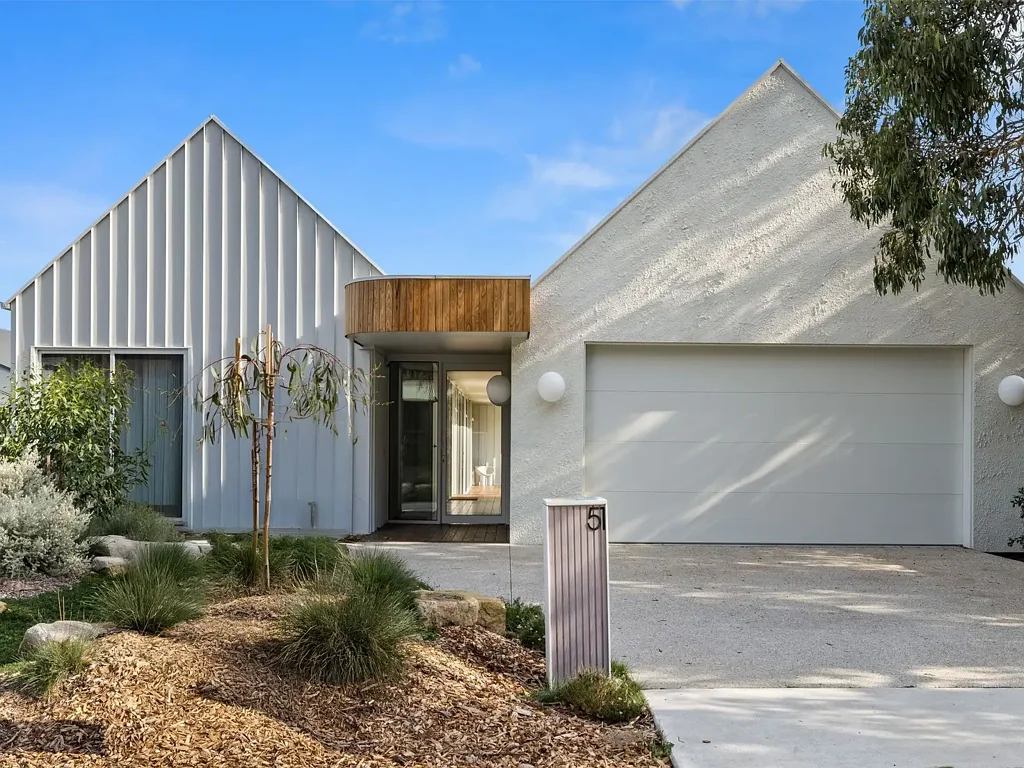 Inverloch 4Zimmer Award-Winning Custom Build Offering Sunlit Space and Seamless Living