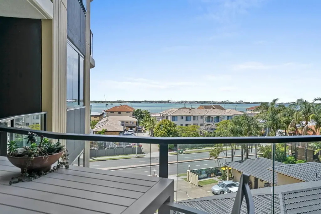 Labrador 2 Bedroom Contemporary 2-Bedroom Apartment with stunning Broadwater Views