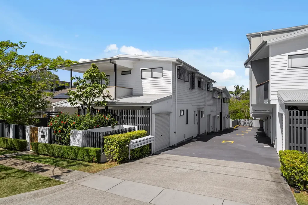 Yeronga 3房 便捷社区生活 现代装修 三卧两浴 私人庭院 优质电器 开放式布局 靠近学校公园 Modern Comfort & Convenience in the Heart of Yeronga