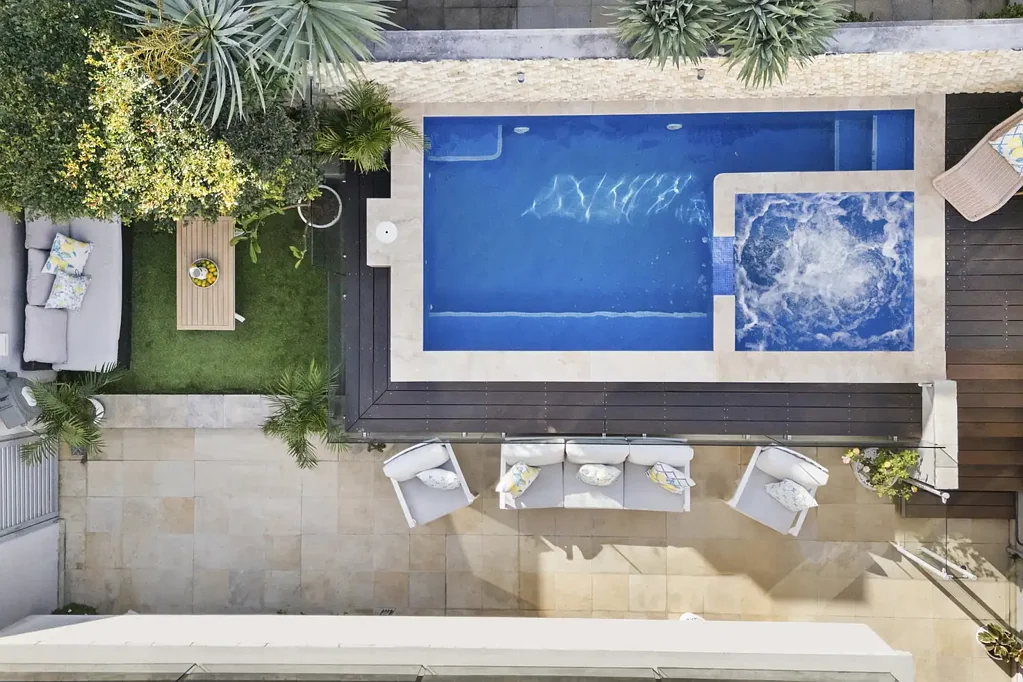 North Narrabeen 4房 Narrabeen湖畔奢居 私人泳池SPA 朝北采光佳 四卧套房宽敞 双重地下停车 Sophisticated lakeside haven designed for effortless entertaining