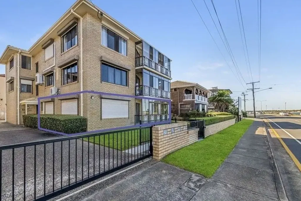 GROUND FLOOR 3 BEDROOM BROADWATER APARTMENT WITH STUNNING WATER VIEWS