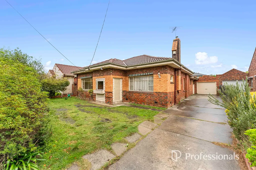 Charming Family home in McKinnon Primary ans Secondary School Zones