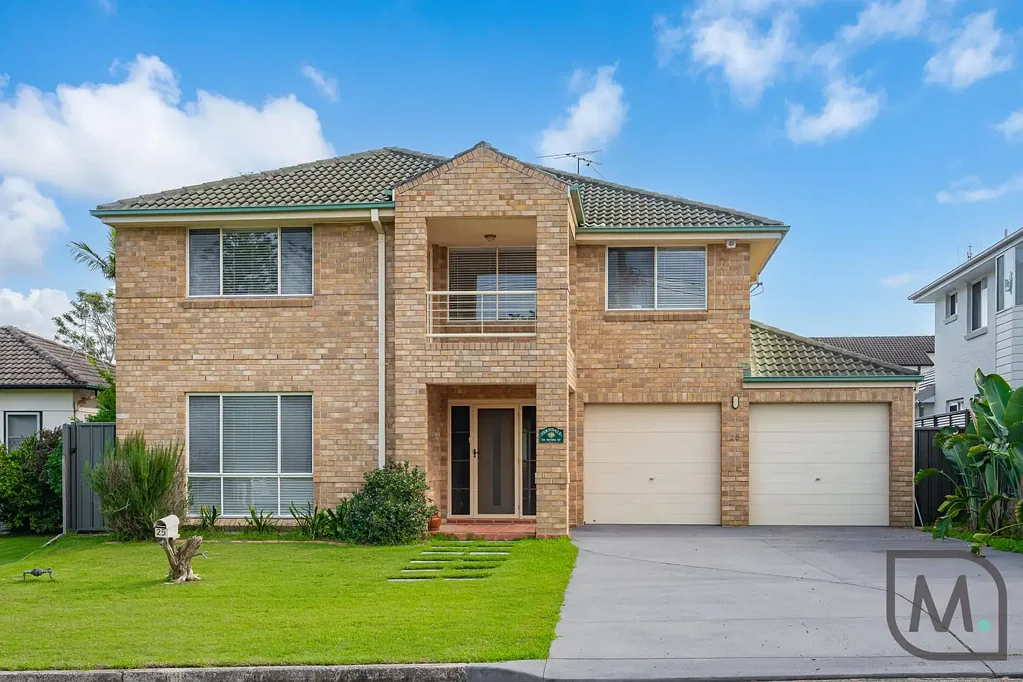 Redhead 4ห้องนอน Abundant Space For Growing Family, Rear Lane Access + 5 Garages!
