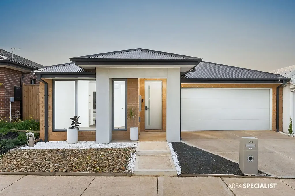 Tarneit 4房  列出为： Creekstone 花园小区内，临近学校，近新时尚家庭住宅！  LISTED AS: Near-New Stylish Family Home Opposite School in Creekstone Estate!