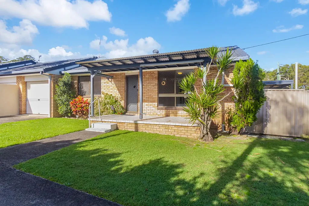 Tweed Heads South 2침실 Single Level Duplex with Renovated Kitchen and Large Fenced Yard
