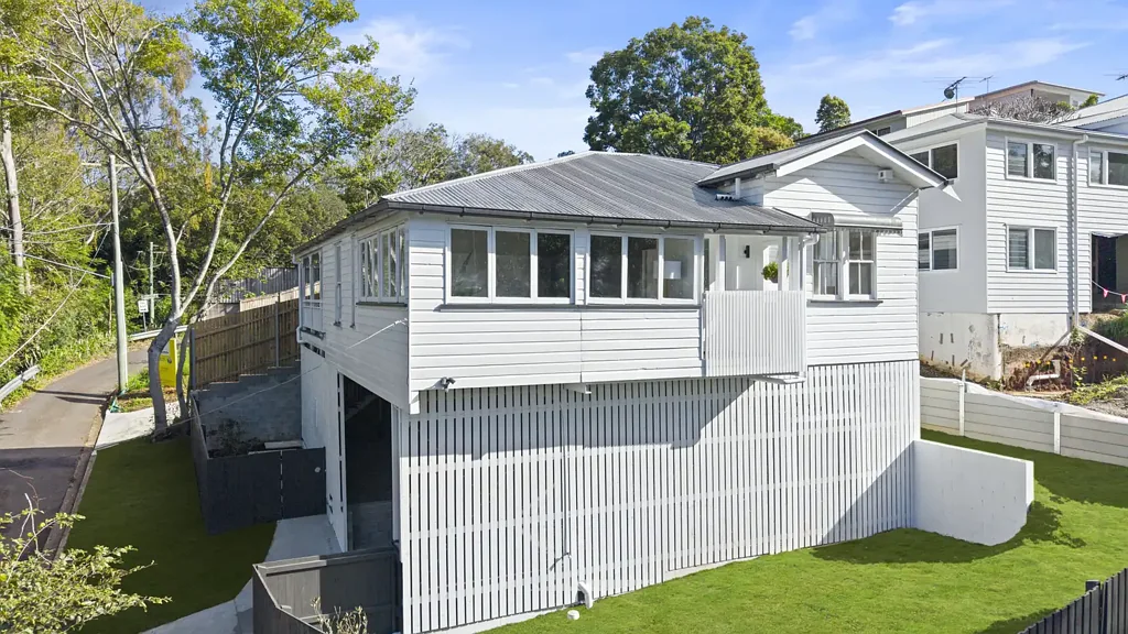 Toowong 3침실 Recently Renovated Low Maintenance Character Home
