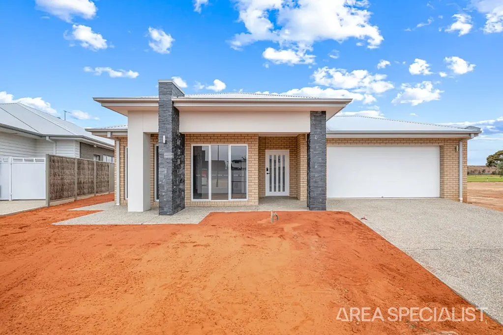 Mildura 4房  The Brief: A Striking Modern Home Overlooking the 18th Fairway