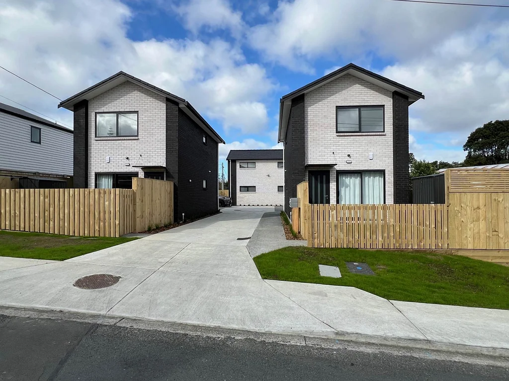 Sunny North-Facing Brick & Tile Townhouse with...