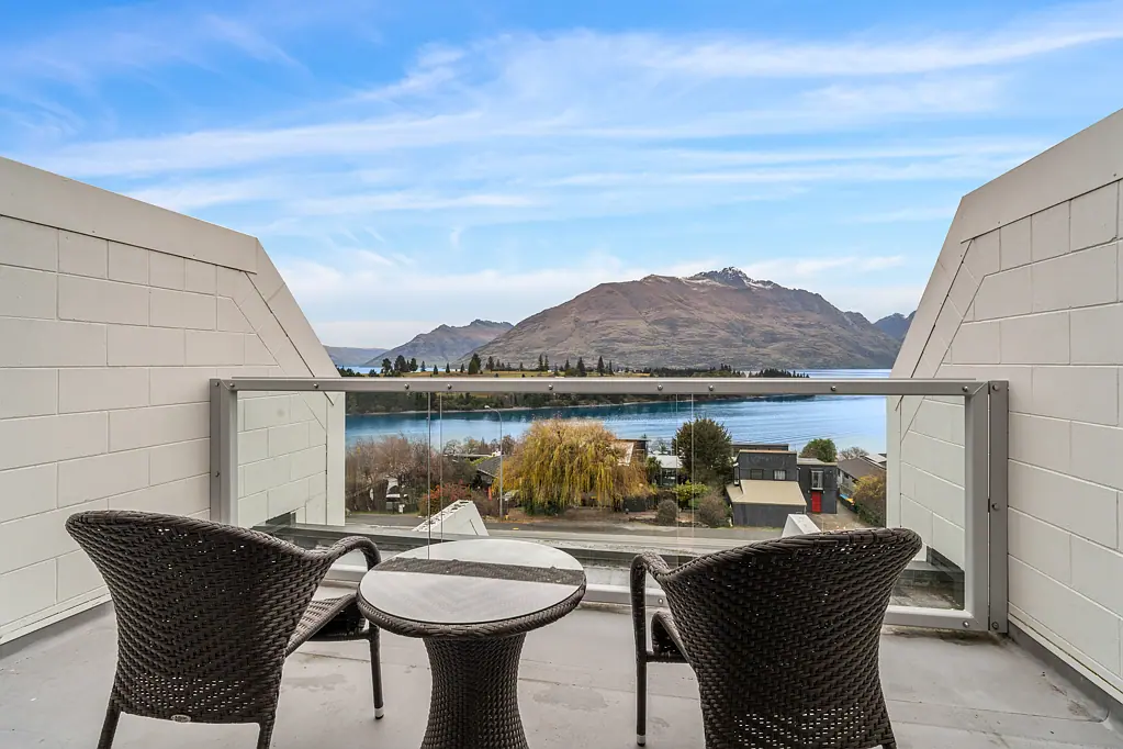 Queenstown 2 Bedroom Top-Floor Queenstown Investment with Stunning View