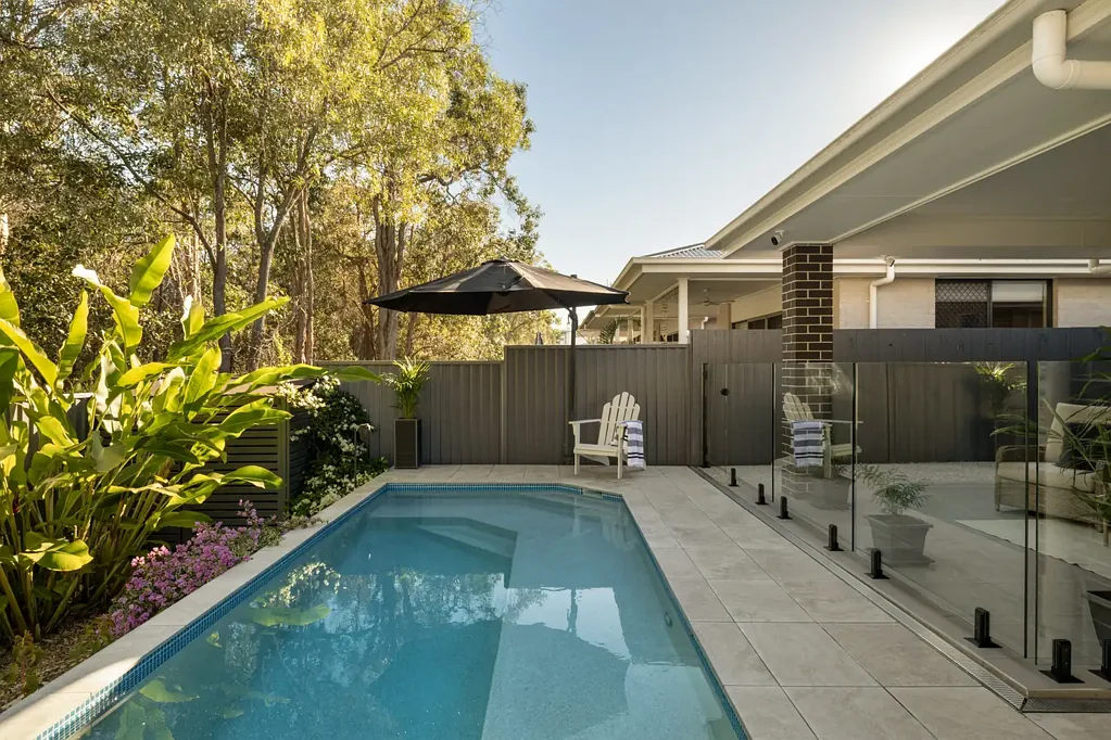 Wynnum West 4 Slaapkamer Near-New Family Living Backing onto Nature