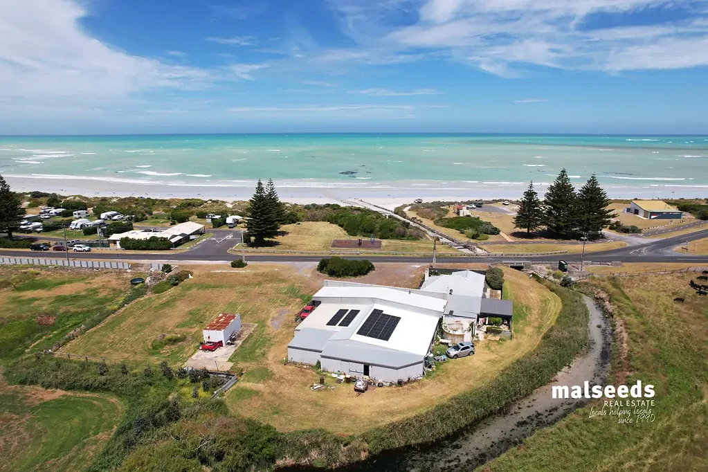 Port Macdonnell 6Habitaciones Seaside Escape: Stunning Dual-Income Property Just Metres from the Ocean!