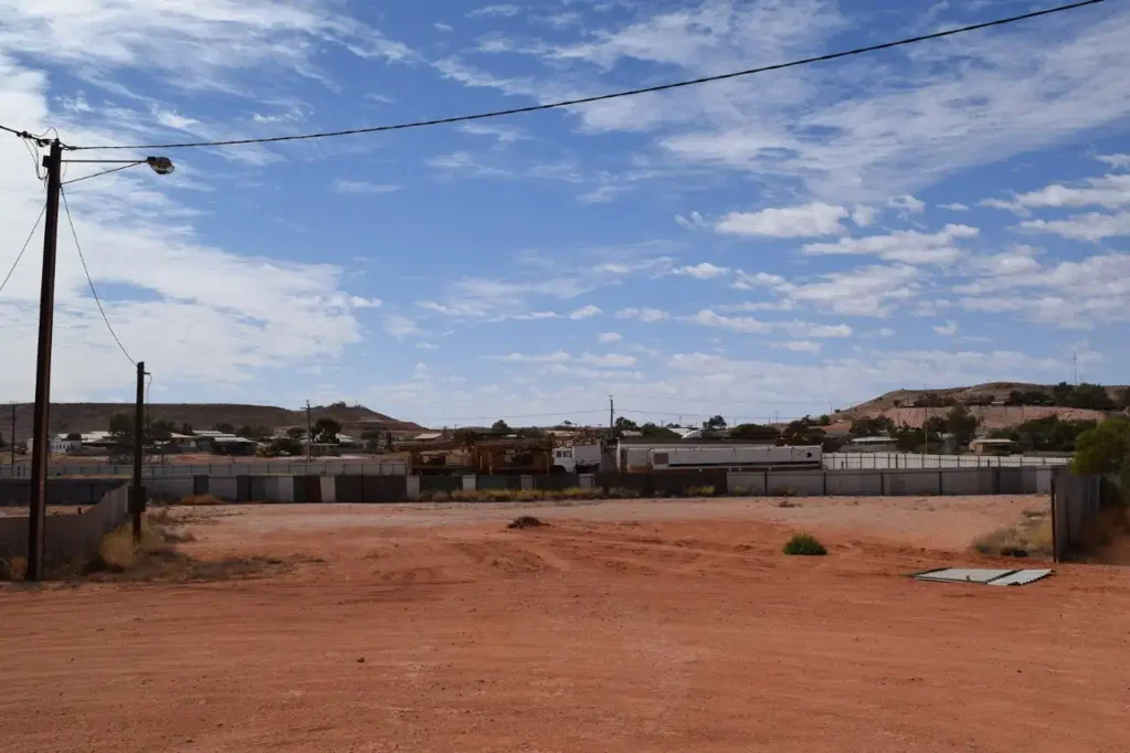 Coober Pedy 1 minute to main street - would suit a variety of uses