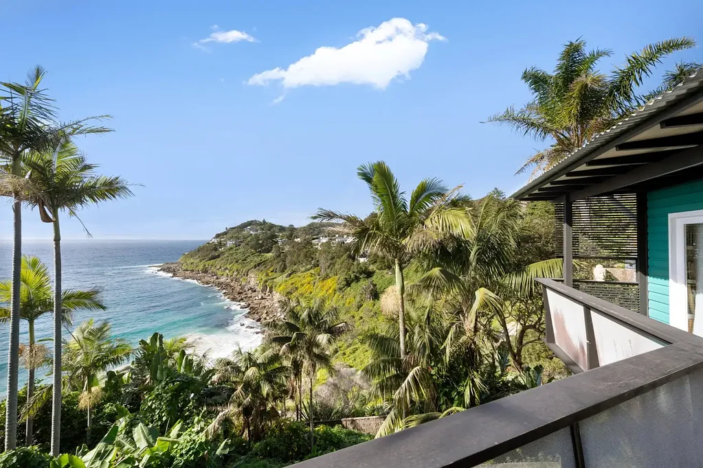 Whale Beach 4房 海滨瑰宝 35年传承 砂岩台阶 热带花园 多露台海景 独立小屋 私密水疗 Oceanfront Sanctuary with Timeless Coastal Soul