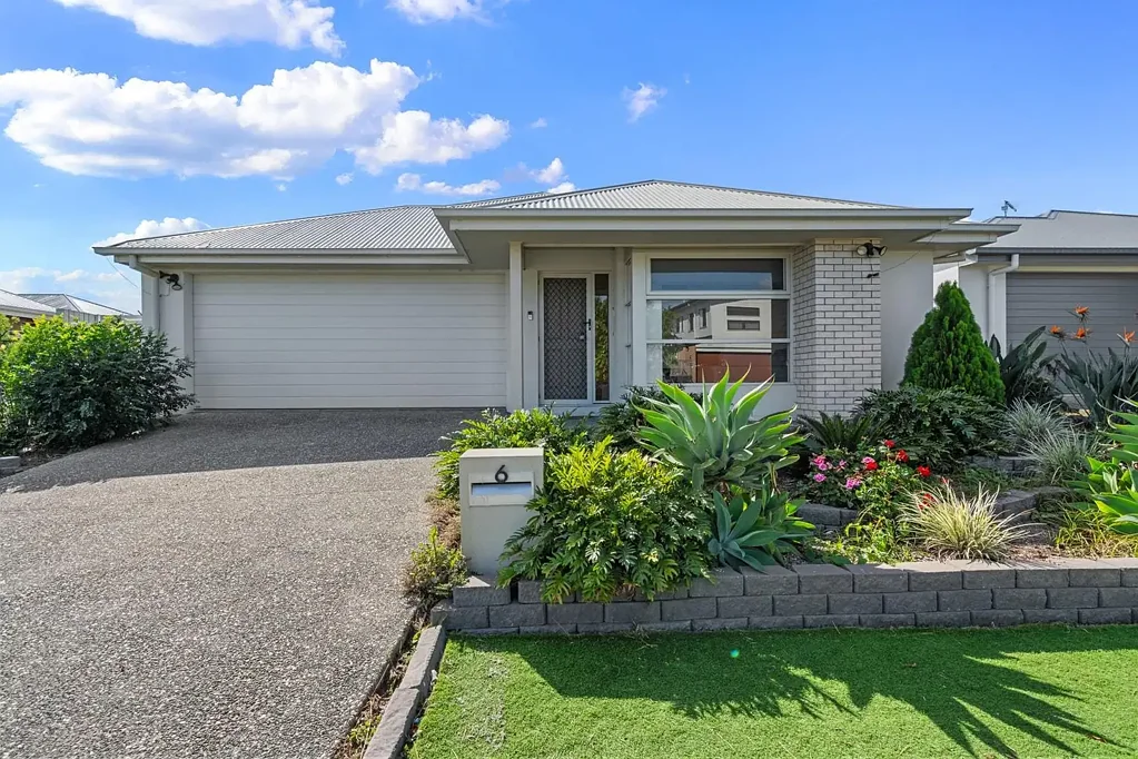 Walloon 4침실 A/C, Solar, Multiple Living Areas, Built-ins, AstroTurf, Butler's Pantry, Stone Benchtops