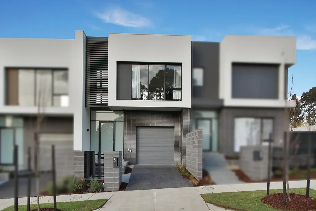 This town home is perfectly situated in the Tullamore Estate.