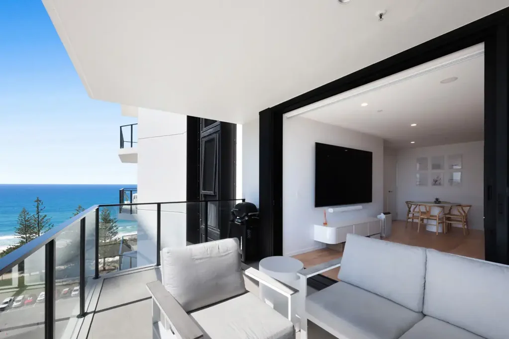 Burleigh Heads 2房  Elevated Coastal Living with North-East Aspect
