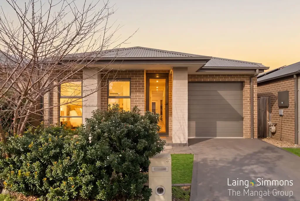 Marsden Park 4Zimmer Space, Style & Simplicity | A Marsden Park Favourite