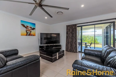 77 Lakeside Circuit, Dubbo, NSW 2830, 4房, 2浴, House