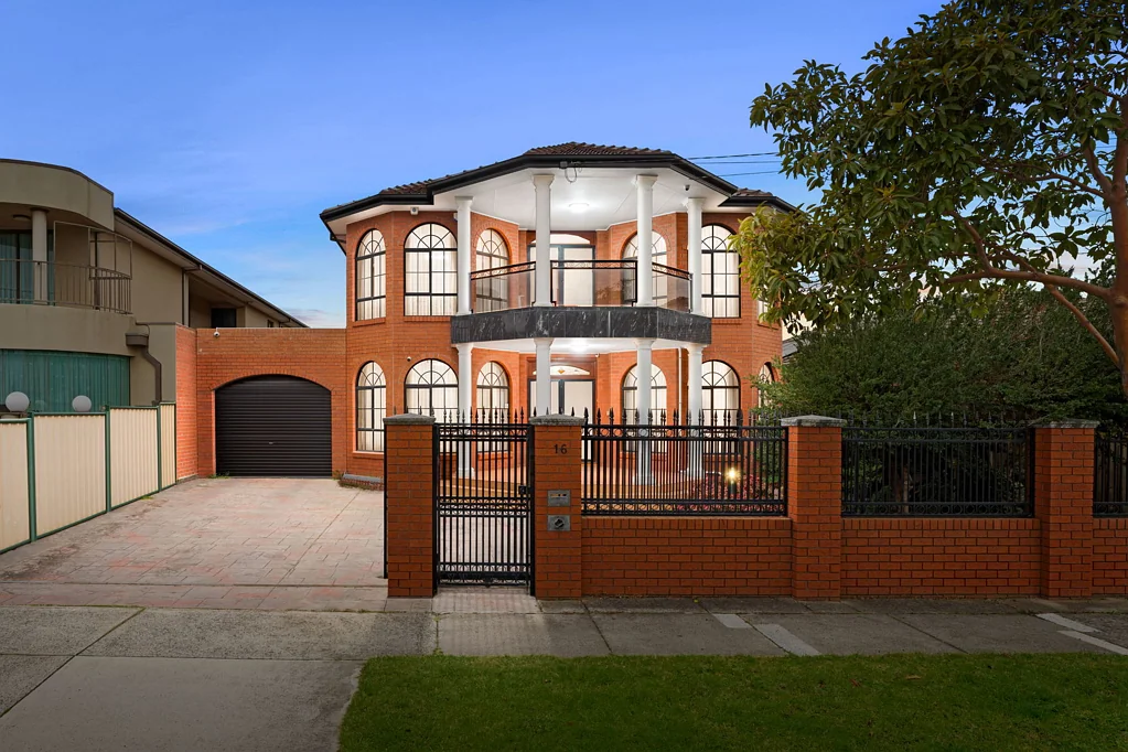 Clayton South 7房 宏大家庭生活，兼具独立灵活空间 Grand-Scale Family Living with Self-Contained Flexibility