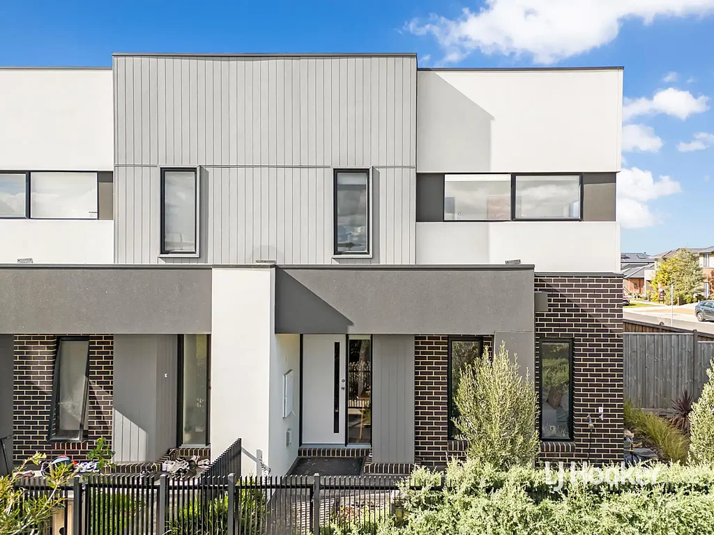 Werribee 4कमरा Park Facing Stunning Metricon Townhouse in Harpley Estate