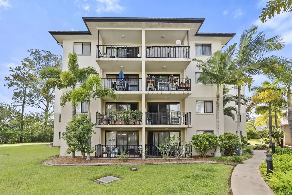 Caboolture 2房 两居室两卫公寓 宽敞客厅现代厨房 主卧套内浴 私人阳台城市景 单车库空间 中心地段便利生活 Just Listed