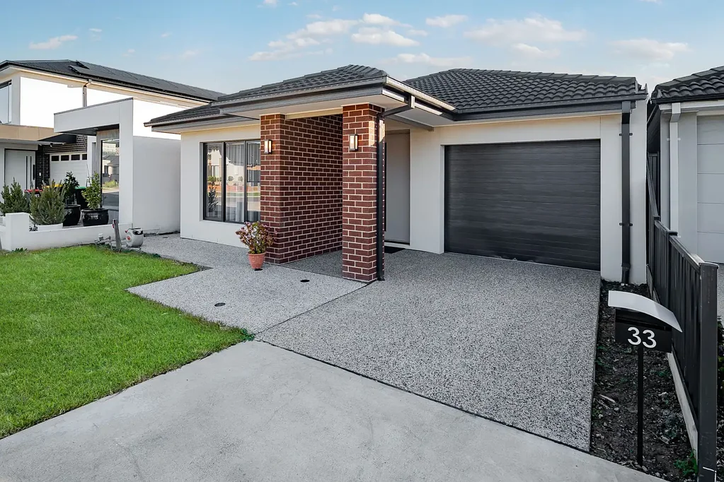 33 Mervyn Drive, Greenvale, VIC 3059