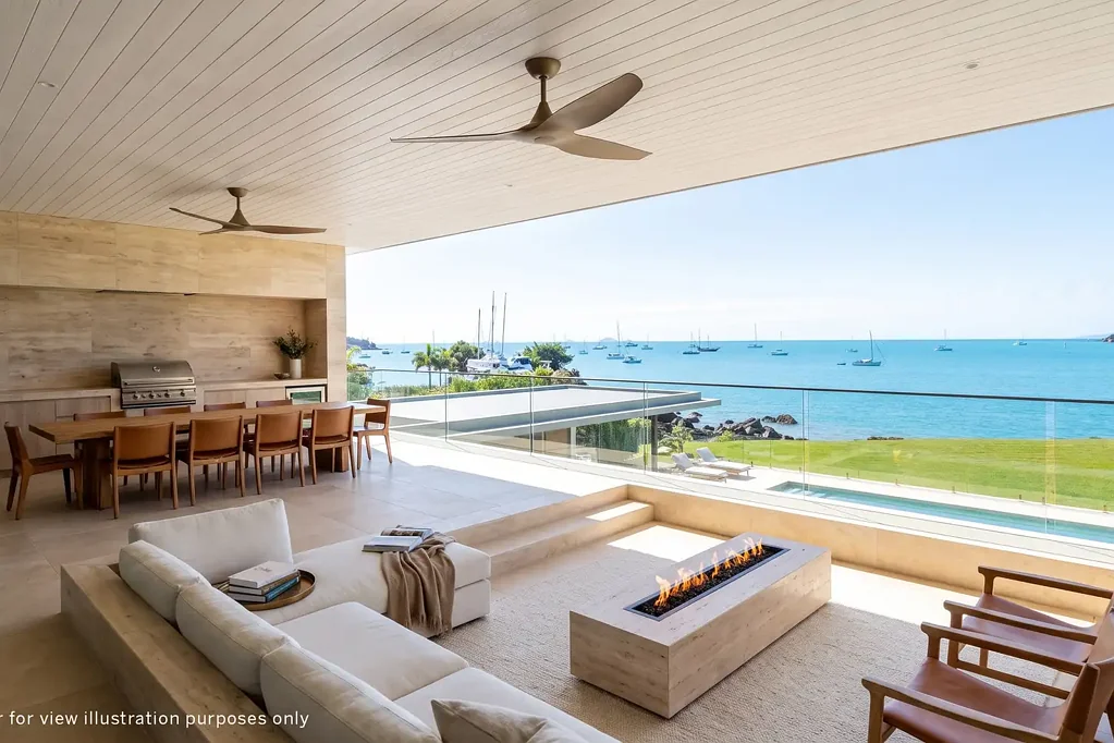 Airlie Beach Absolute Waterfront. Absolutely Rare