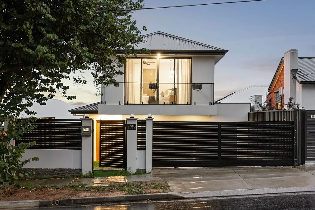 Enfield 4房  Beautifully Modern Dual-Level Living.